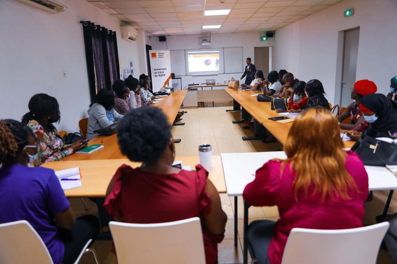 Session de formation devant une quarantaine de participantes à l'Orange Digital Center
